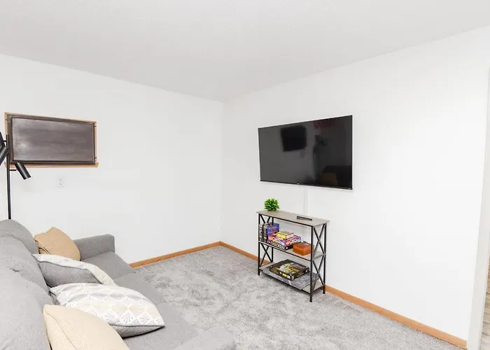 New Remodeled Townhome Close To Downtown