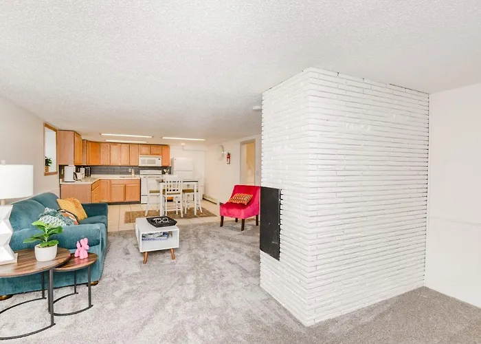 New Remodeled Townhome Close To Downtown